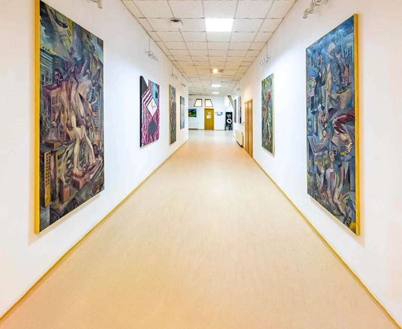 Facultatea de Filosofie a Universității din București găzduiește expoziții de artă contemporană