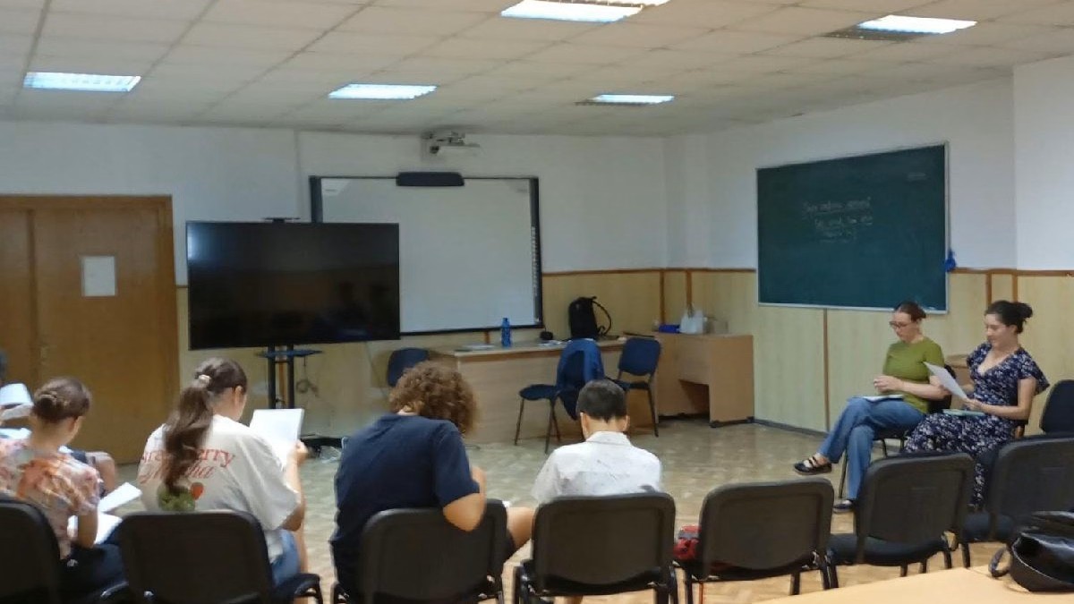 „Nu avem prima bancă sau ultima bancă. În cerc, nimeni nu greșește”. Cum a devenit Facultatea de Filozofie un magnet pentru copii – articol în Libertatea despre Școlile de vară de Filosofie