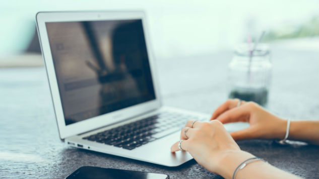 Competiția pentru acordarea de laptop-uri pentru studenții din medii defavorizate